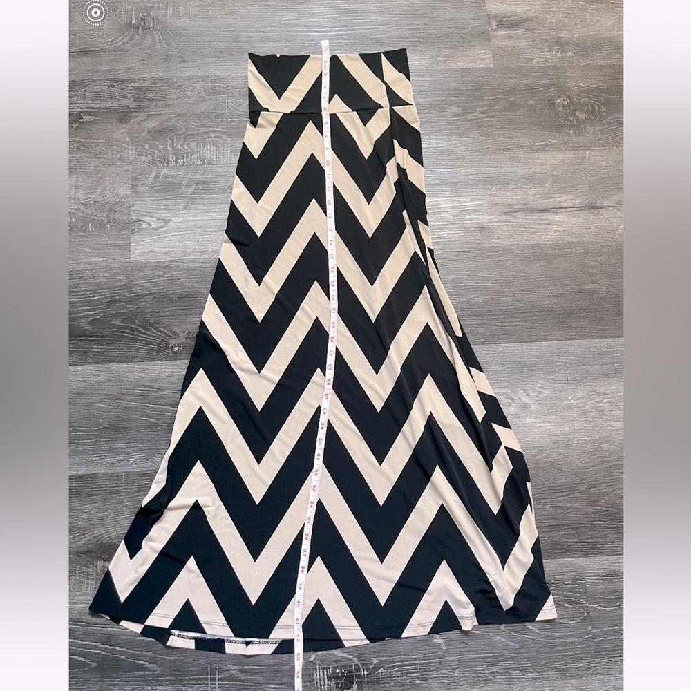 Chevron Maxi Skirt Black Cream Tan Print Stretch Lightweight Size S Fits…​​ - Picture 2 of 4